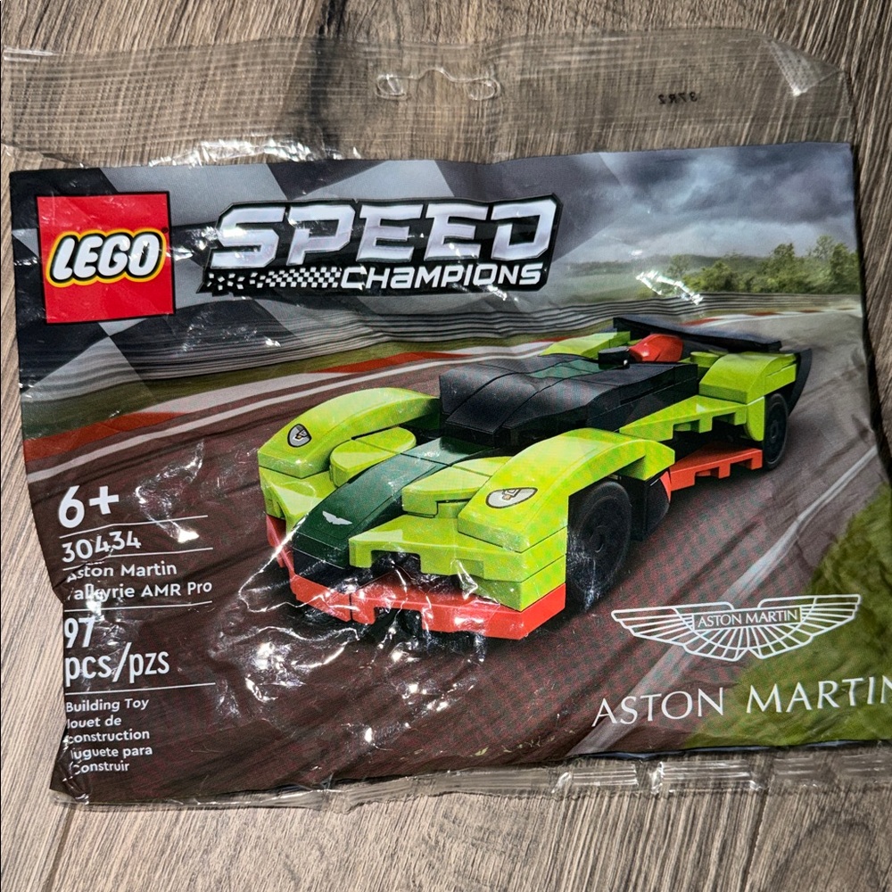 Lego Speed Champions Aston Martin Lime Green and Black Race Car